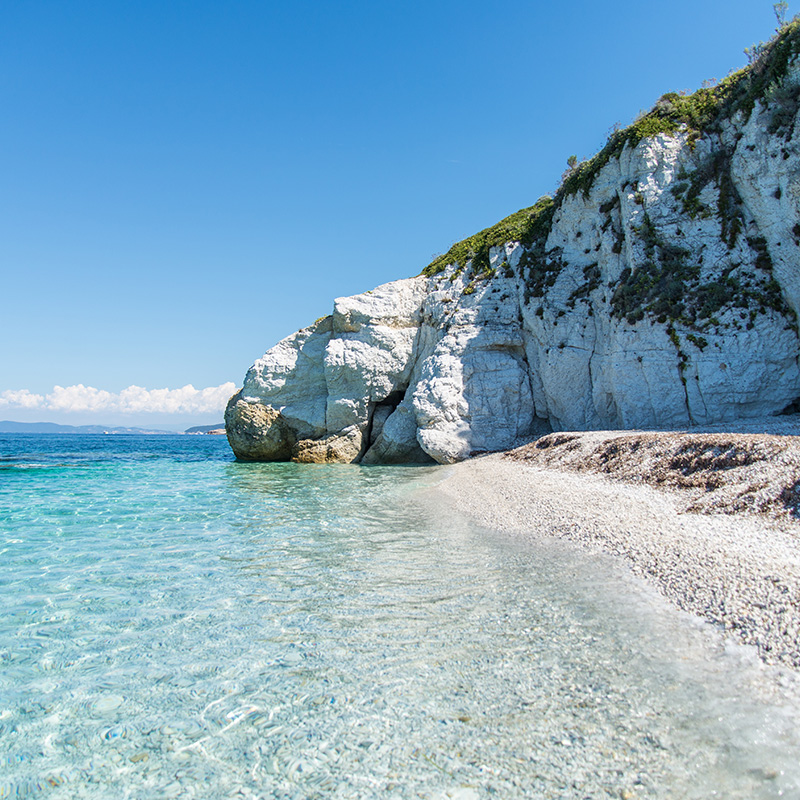 Spiaggia di Capo Bianco a Portoferraio, ghiaia bianca e acqua turchese, Isola d'Elba