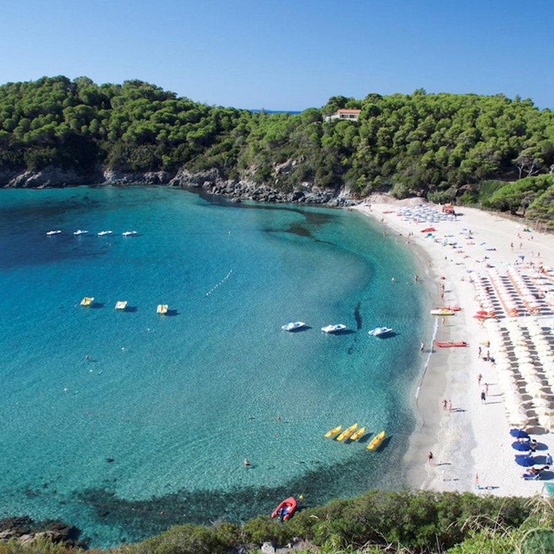 Spiaggia di Fetovaia a Campo nell'Elba, sabbia dorata e promontorio di granito, Isola d'Elba